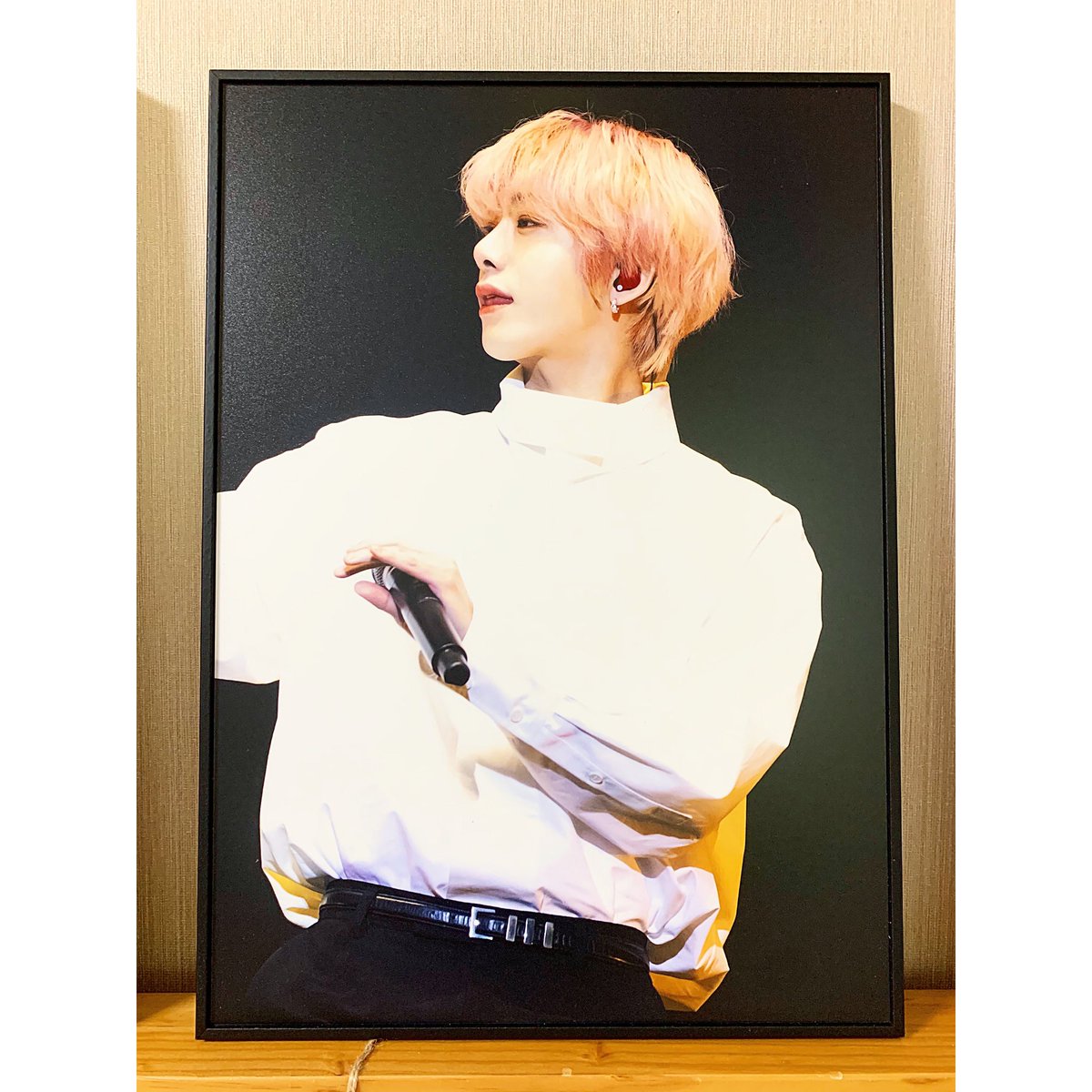 🤍#오늘도_너_형원 해시태그 이벤트 당첨 후기🤍

액자는 어제 도착했는데 제가 약속 때문에 집을 비웠다가 오늘 와서 이제야 후기를 남깁니다.ᐟ.ᐟ.ᐟ 포장을 여니까 너무나도 예쁜 벚꽃도령🌸이 뙇.ᐟ.ᐟ.ᐟ (⸝⸝⸝ᵒ̴̶̷̥́⌑ᵒ̴̶̷̥́⸝⸝⸝) 흑발 짧머를 제일 좋아한다 했지만 추운 겨울에 조금