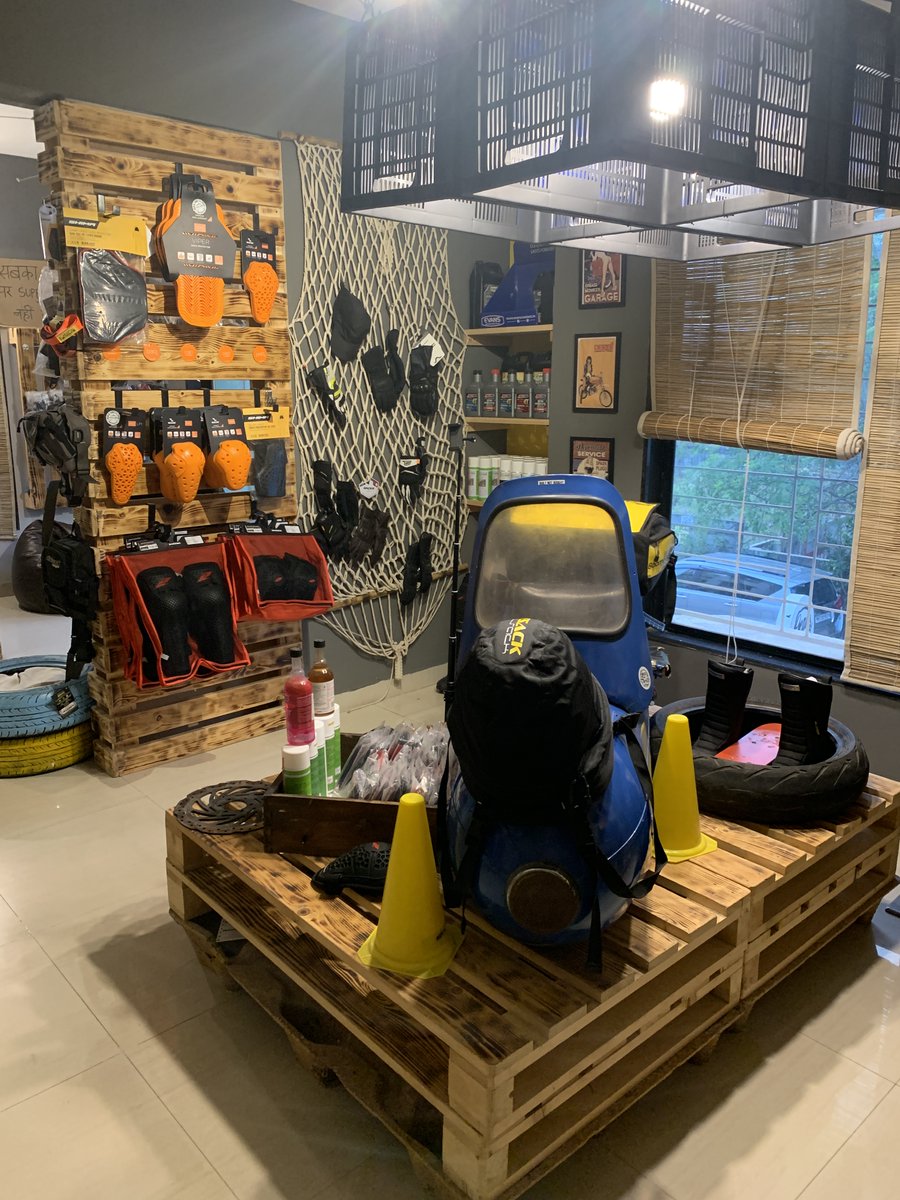 #AdilsAutoZone Leading from the front but unobtrusively is the evocatively named specialist shop for motorcyclists in Pune, Gear & Throttle House. Run by bikemad @Kaustubh_T_ he has been gifting away hundreds of facemasks to all who buy any of his exquisite stuff, small or large!