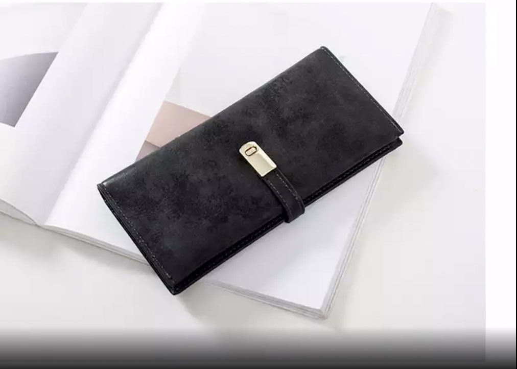 Women’s walletPRICE: 4,500Material: Leather- Has multiple card holder pocket, zipper pocket, cash pocket, phone space & photo pocket. Kindly send a dm to order. Please retweet.