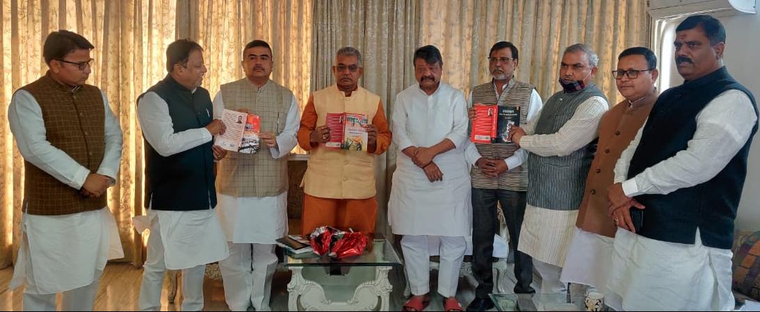 KailashOnline's tweet photo. पश्चिम बंगाल की रक्त रंजित राजनीति पर वरिष्ठ पत्रकार रासबिहारी की तीन पुस्तकों का विमोचन हुआ। इस अवसर पर श्री @shivprakashbjp, श्री @DilipGhoshBJP, श्री @MukulR_Official, श्री @Amitava_BJP, श्री @arvund, सांसद श्री @JyotirmayBJP, भाजपा नेता श्री सुवेंदु अधिकारी उपस्थित रहे। https://t.co/B5OdtTVO7P