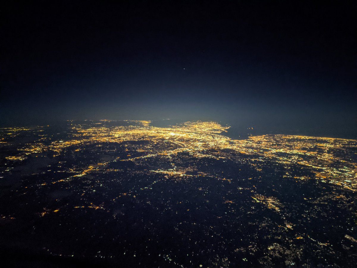 CliffordAgius's tweet photo. Fantastic views of NewYork as we passed directly overhead tonight at 39,000ft and with the 103kt tailwind we had a ground speed of 682mph... I've not been to JFK in a long time but looked very quite not many aircraft movements sadly. #BestOfficeWindow #AVGeek https://t.co/4NcDbpTTqZ