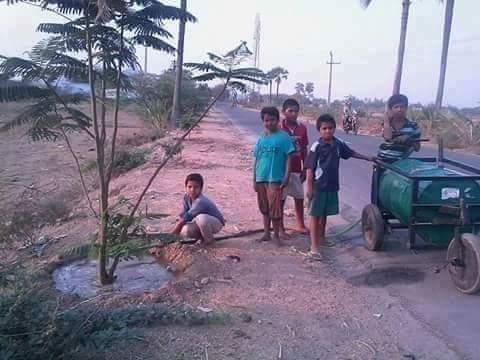 tikale_akash's tweet photo. हेच काम एकाद्या पुढाऱ्यांनी केले असते तर लाईक आणि कमेंट चा पाऊस पडला असता. आत्ता बघू या लाहण विद्यार्थ्यांसाठी किती लाईक मिळतात.. https://t.co/VMeV5Yg9Yv