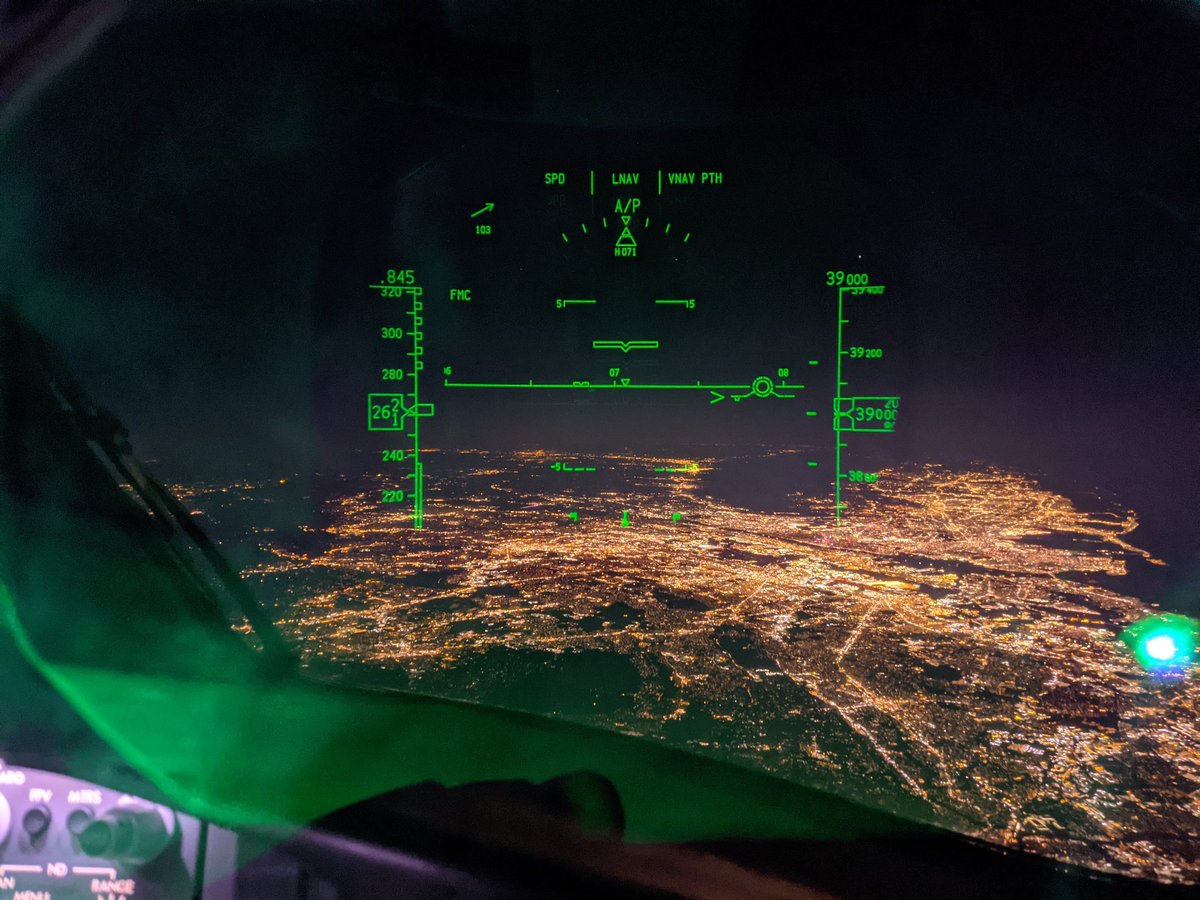 CliffordAgius's tweet photo. Fantastic views of NewYork as we passed directly overhead tonight at 39,000ft and with the 103kt tailwind we had a ground speed of 682mph... I've not been to JFK in a long time but looked very quite not many aircraft movements sadly. #BestOfficeWindow #AVGeek https://t.co/4NcDbpTTqZ