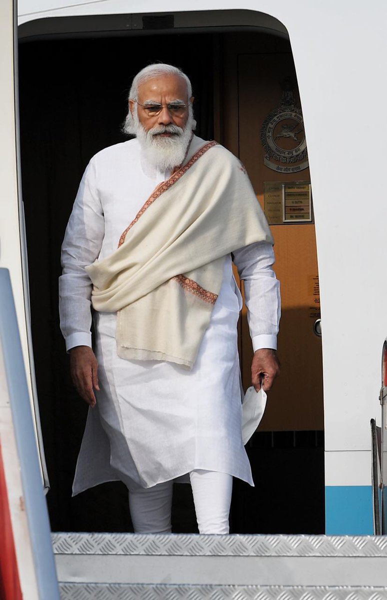 पण आज जेव्हा आपण सगळे दृश्य पाहत आहोत तेव्हा अभिमानाने म्हणावेसे वाटत आहे की संपूर्ण जग शतशः चुकलं आणि भारत सर्वार्थाने "विश्वगुरु" म्हणून पुढे आला.आज नरेंद्र मोदींच्या नेतृत्वाखाली आणि विविध कोव्हिड लस निर्माण करणाऱ्या कंपन्यांमुळे भारत देश आज सगळ्या देशांना लस देत आहे.(2/4)