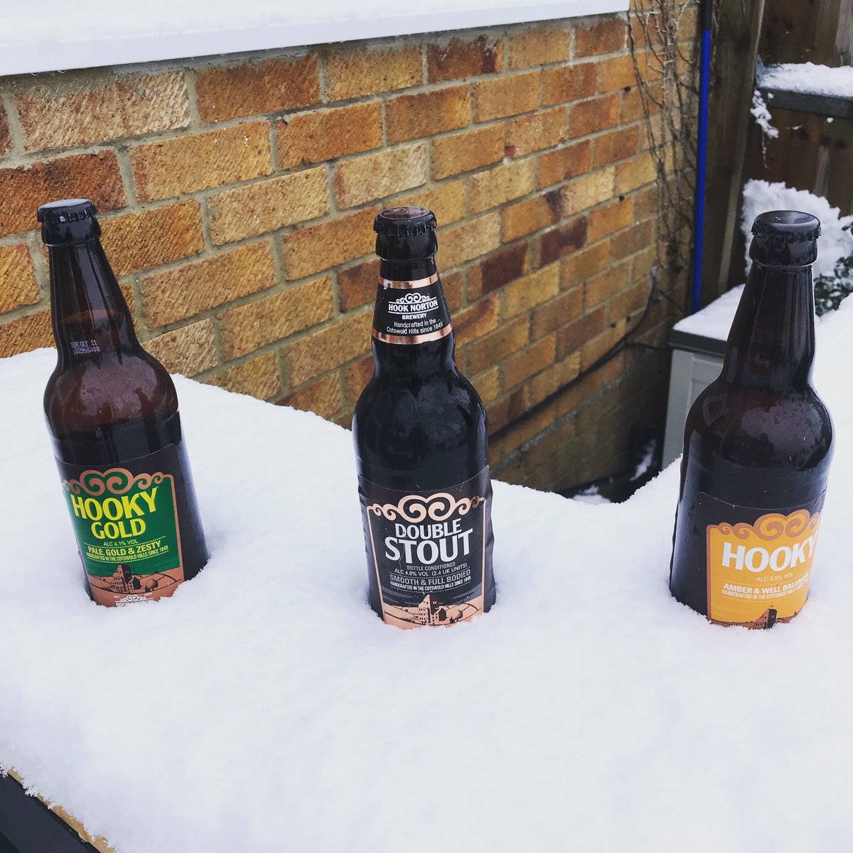 iankeeffe's tweet photo. Certainly keeps the ale chilled @HookyBrewery #lockdownbar https://t.co/rh6pYJDXcS