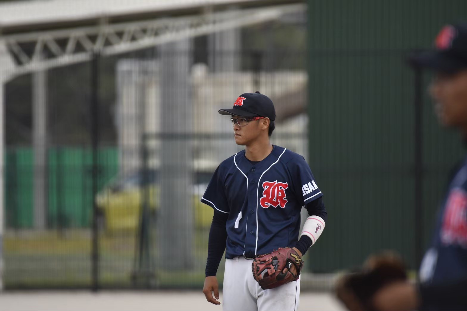 関西硬式野球クラブ 選手紹介21 芝翔星 7 二塁手 三田松聖高校 神戸学院大学 サングラスの奥に熱い闘志を秘める俊足攻守の内野手 三田松聖 しょうせい 高校に入るほど自分の名前に誇りを持つ 芝監督 との親子鷹にも注目 芝選手 関西硬式