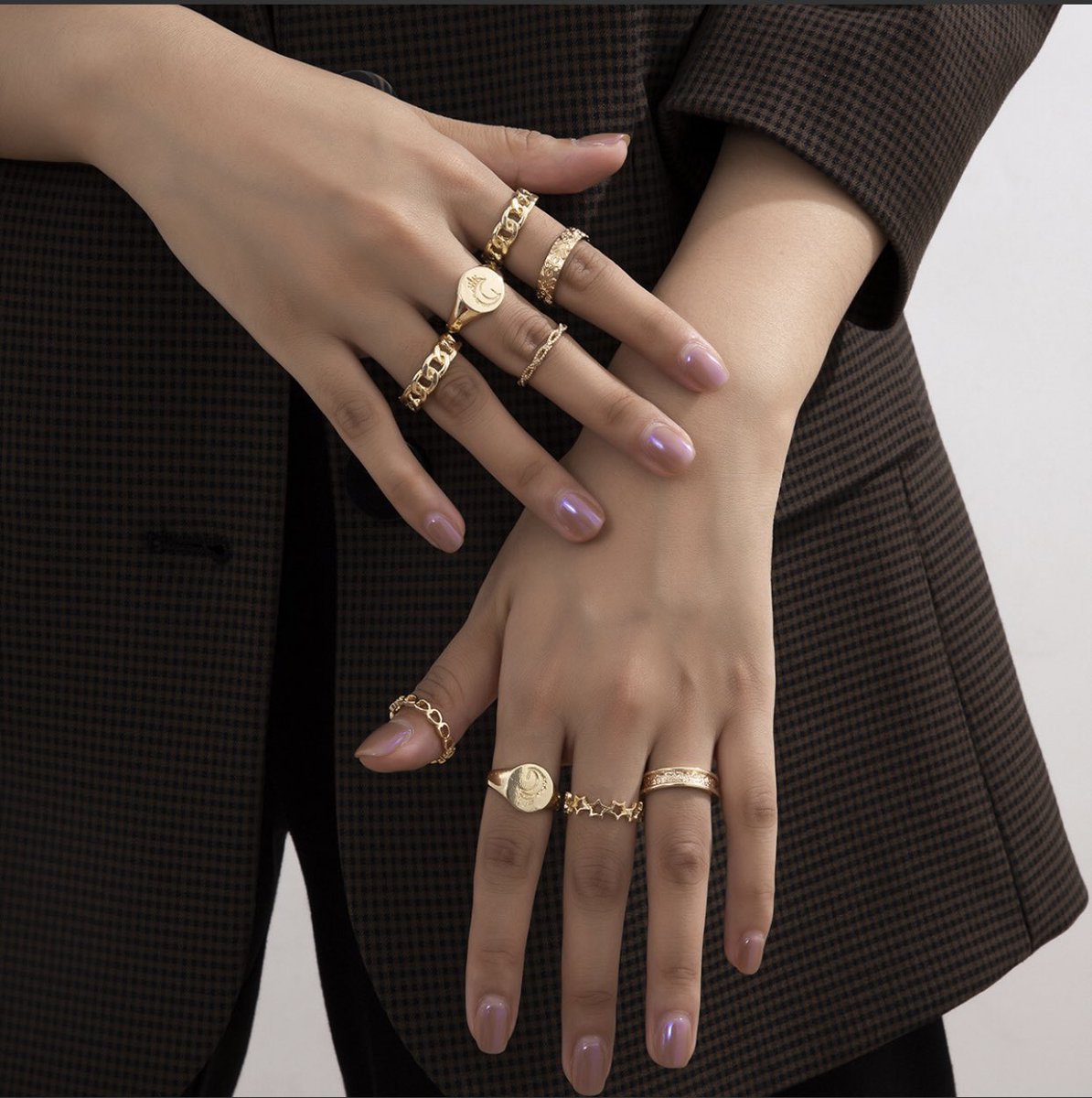 Knuckle rings Set of 9. PRICE: 2,500Available as seen. Kindly send a dm to order. Please retweet.