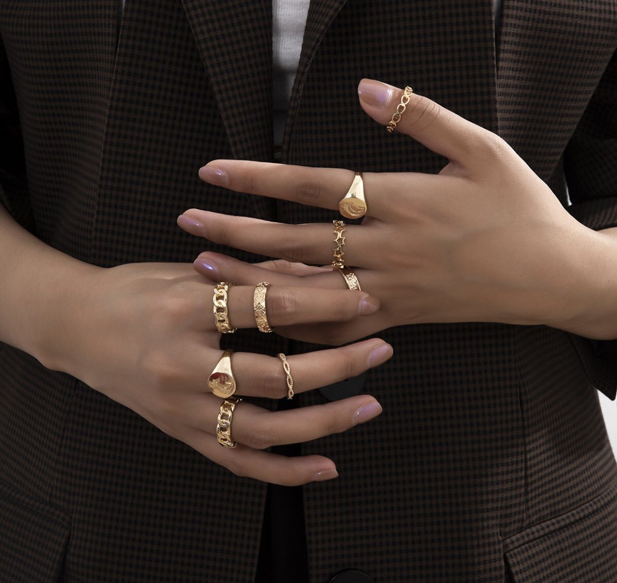 Knuckle rings Set of 9. PRICE: 2,500Available as seen. Kindly send a dm to order. Please retweet.