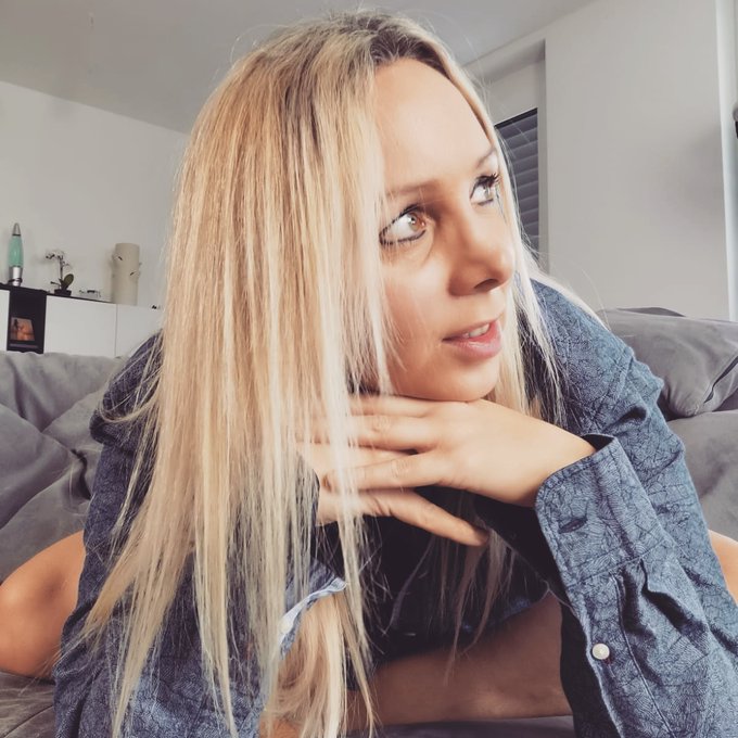 Sch&ouml;men gem&uuml;tlichen Sonntag.  Bin am &uuml;berlegen was ich heute mache.  Was macht ihr?   #retweet @AnnabelMassinas<a href="/tag/model"class="tags"><span>#model</span></a><a href="/tag/follow"class="tags"><span>#follow</span></a><a href="/tag/girls"class="tags"><span>#girls</span></a><a href="/tag/modellife"class="tags"><span>#modellife</span></a><a href="/tag/photo"class="tags"><span>#photo</span></a><a href="/tag/like"class="tags"><span>#like</span></a>