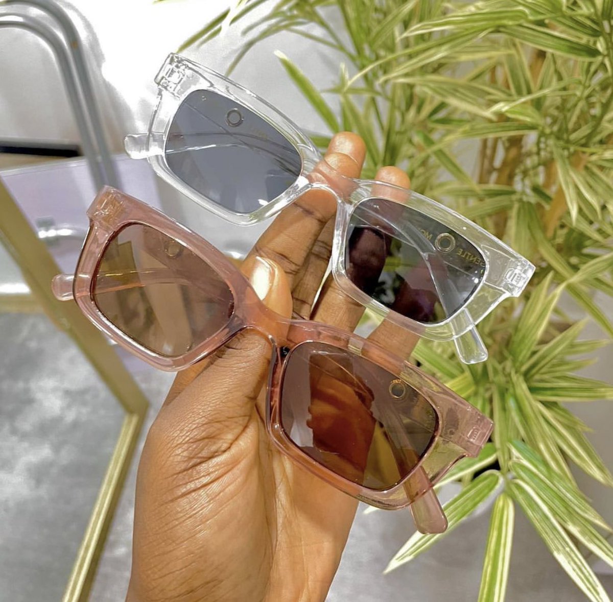 Exactly as seen! Comes in a case. PRICE: 4,500Kindly send a dm to order.