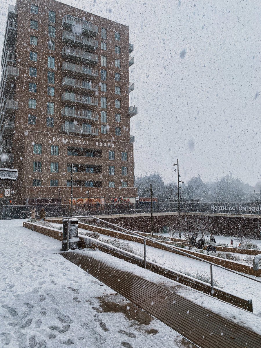 nanabmdhj's tweet photo. ITS SNOWING ITS SNOWING ITS FREAKING SNOWING IN LONDON https://t.co/rlf0nokj97