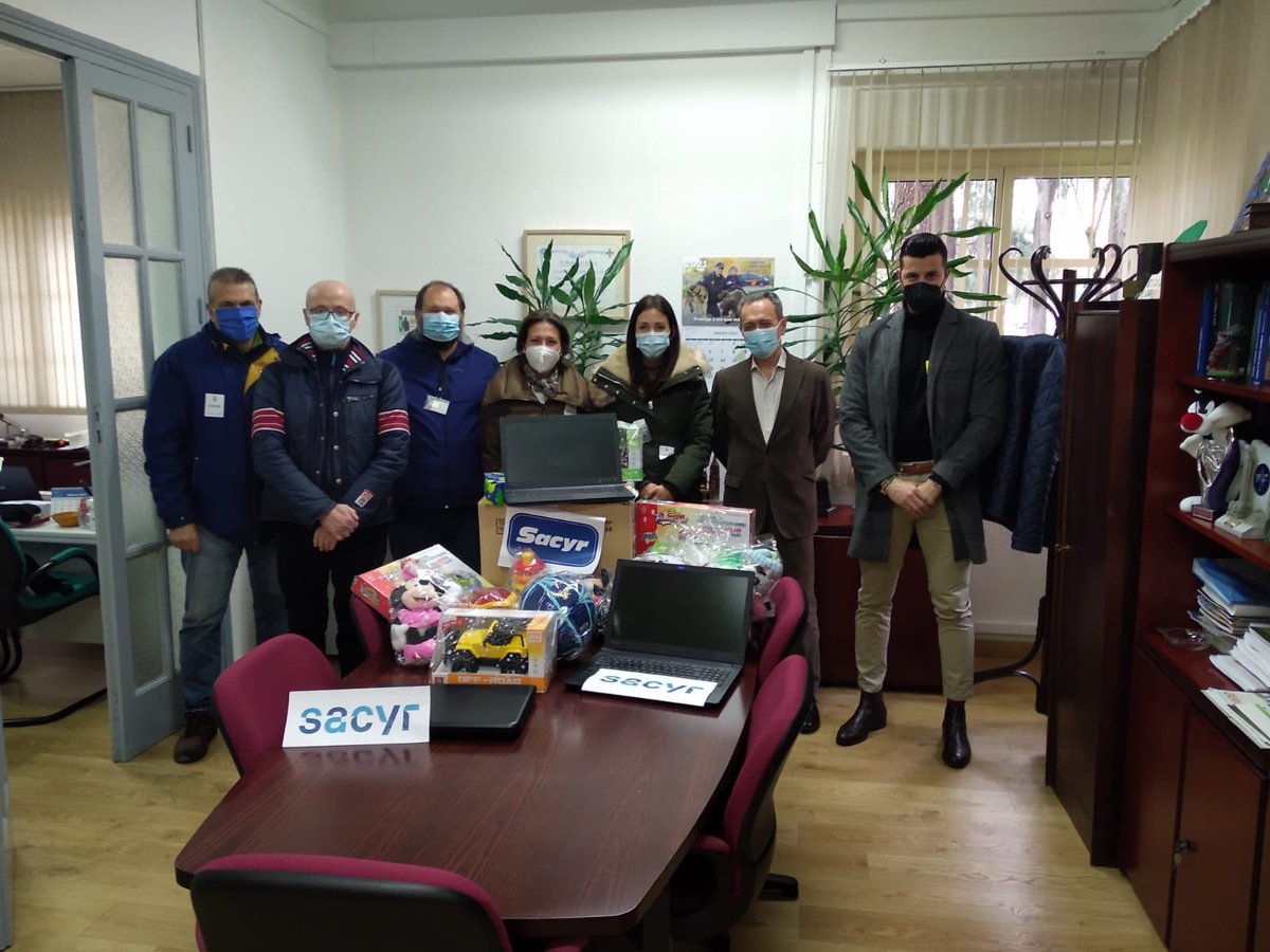 JupolNacional's tweet photo. 🙌Nuestro reconocimiento público a Iván CAÑO, COMPAÑERO de Puente de Vallecas @diariopolicia que gracias a sus gestiones ha conseguido la donación de 70 ordenadores de @SomosSacyr para la @FHCNP, también la @Asc_SONRISAS ha aportado 300 juguetes.👏🔝
#orgulloCNP
#JupolSolidario https://t.co/N9k1YWqZdK