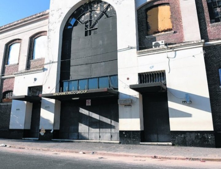 Tanquediaz's tweet photo. Los de 1996 (25 años en la actualidad) fuimos la última camada que pudo disfrutar de los mejores boliche de la ciudad. #FrePass calle #Rioja  y #MDM. Tengo pruebas y 0 dudas. 

Se dice asi ¿? https://t.co/6KAPlK2ug0