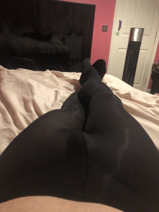 2 pic. Felt really cute in these heh~ #femboy #tights #bigass #soft https://t.co/oVZvgD5Pl0