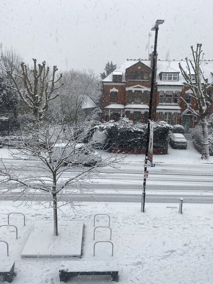 DeanyEatsWorld's tweet photo. Sunday morning, I can't believe it's snowing 🌨 #snow #weekend #SundayMorning https://t.co/sVKpE9sxxQ
