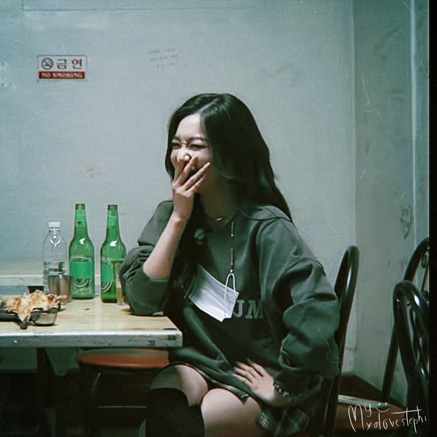 MYXOLOVESTEPHI's tweet photo. นั่งดื่มเบียร์ในร้านเล็กๆข้างทางแต่ดูแพงและสวยมากจริงๆ คุมสเต้ปกร้าวใจมั่กๆ #TiffanyYoung https://t.co/Dut4OQCfZW
