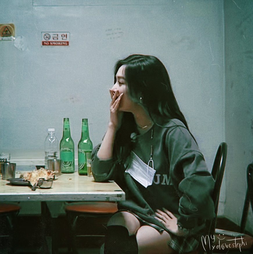 MYXOLOVESTEPHI's tweet photo. นั่งดื่มเบียร์ในร้านเล็กๆข้างทางแต่ดูแพงและสวยมากจริงๆ คุมสเต้ปกร้าวใจมั่กๆ #TiffanyYoung https://t.co/Dut4OQCfZW