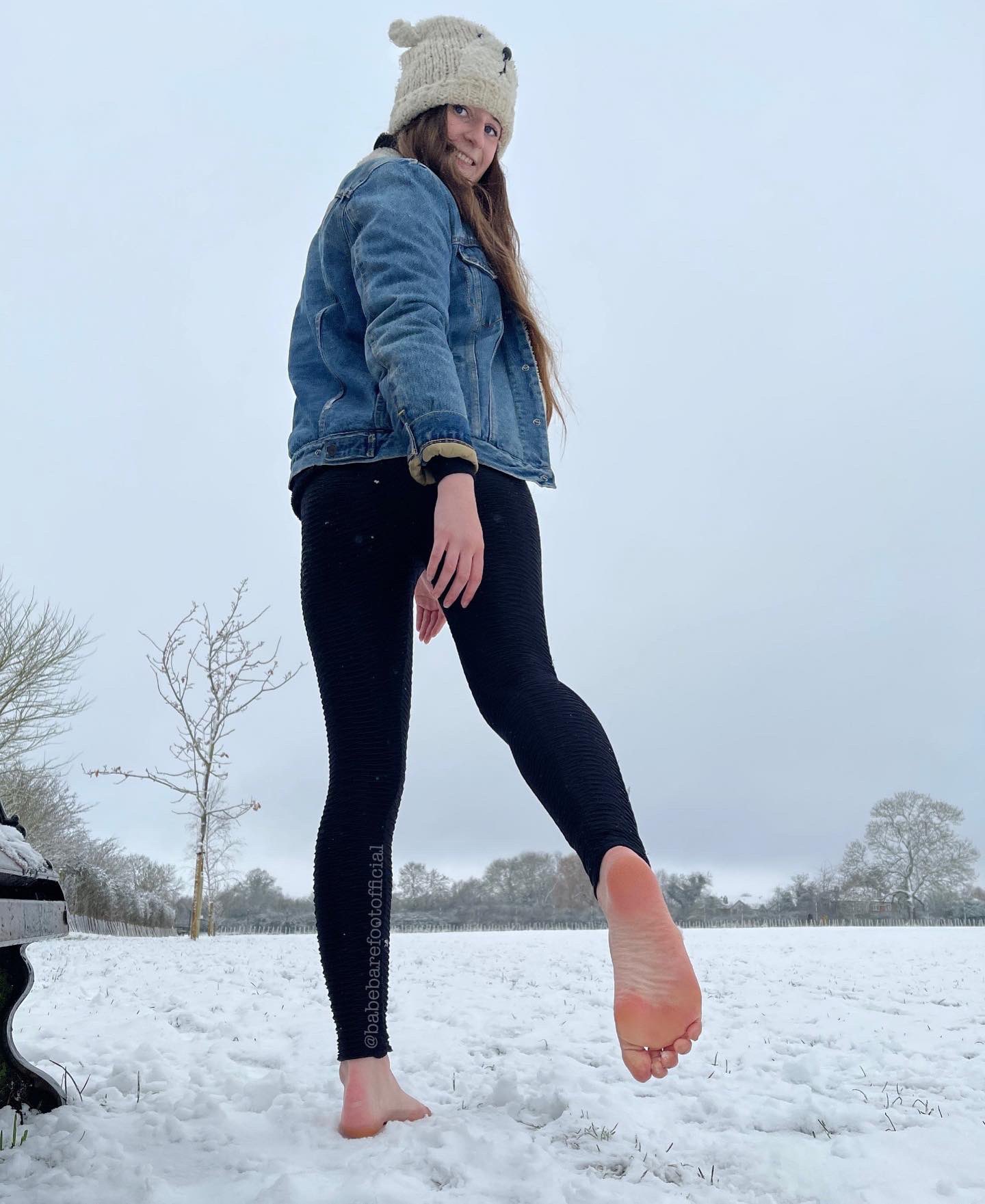 BabeBarefoot 👣 on Twitter: "Baby, pleaaase may you warm up my feet by