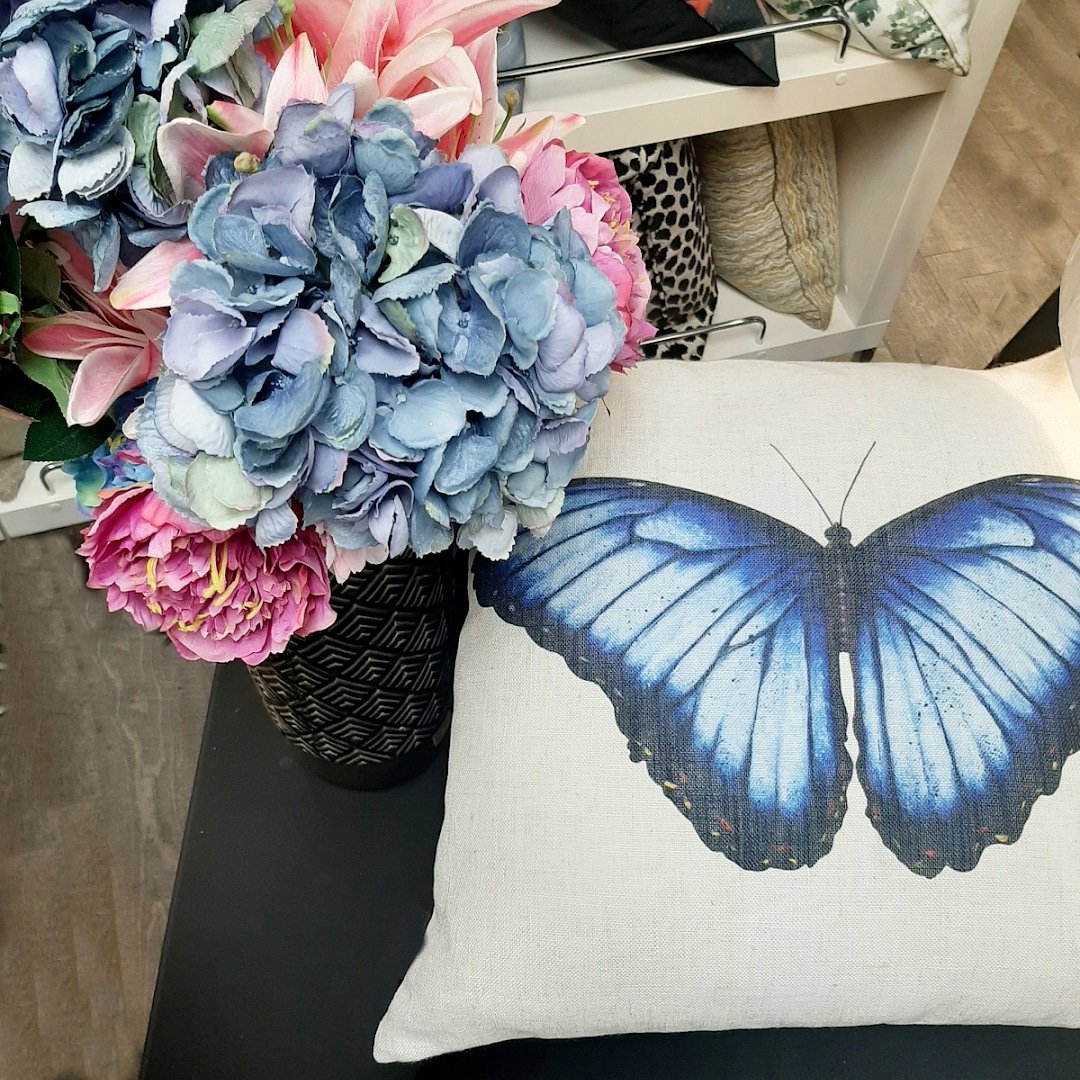 We have a beautiful assortment of toss cushions in stock and they are all 30% off during our January Sale.
#henrysinteriorsyeg #yegsale #interiordecorating #interiordesign #shopsmall #shopsmallbusiness #shoplocal #shop124street