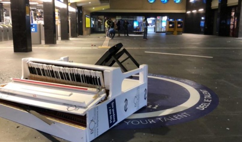 Ruben19031976's tweet photo. Dit beeld zegt wel alles..... #Eindhoven https://t.co/Y3we7wILSJ