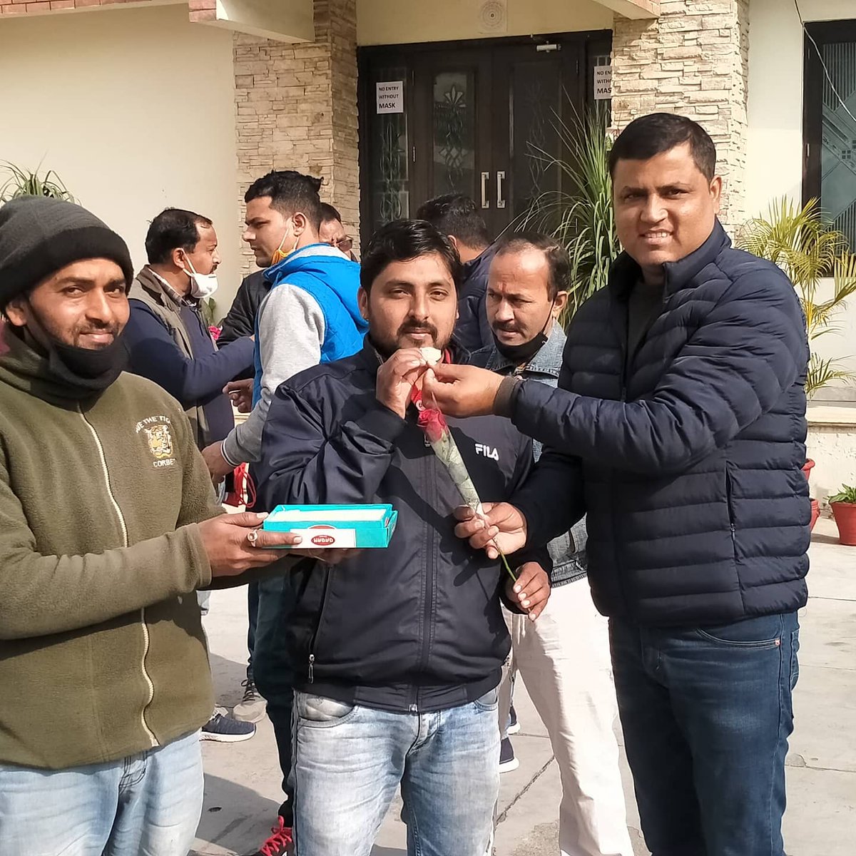 मंडल अध्यक्ष भाजपा युवा मोर्चा कालाढूंगी के नवीन दायित्व मिलने पर भाजपा प्रदेश अध्यक्ष आदरणीय बंशीधर भगत जी और विधायक प्रतिनिधि कालाढूंगी बड़े भाई विकास भगत जी को पुष्प गुच्छ भेंट कर आभार प्रकट कर आशीर्वाद प्राप्त किया ...❤️❤️