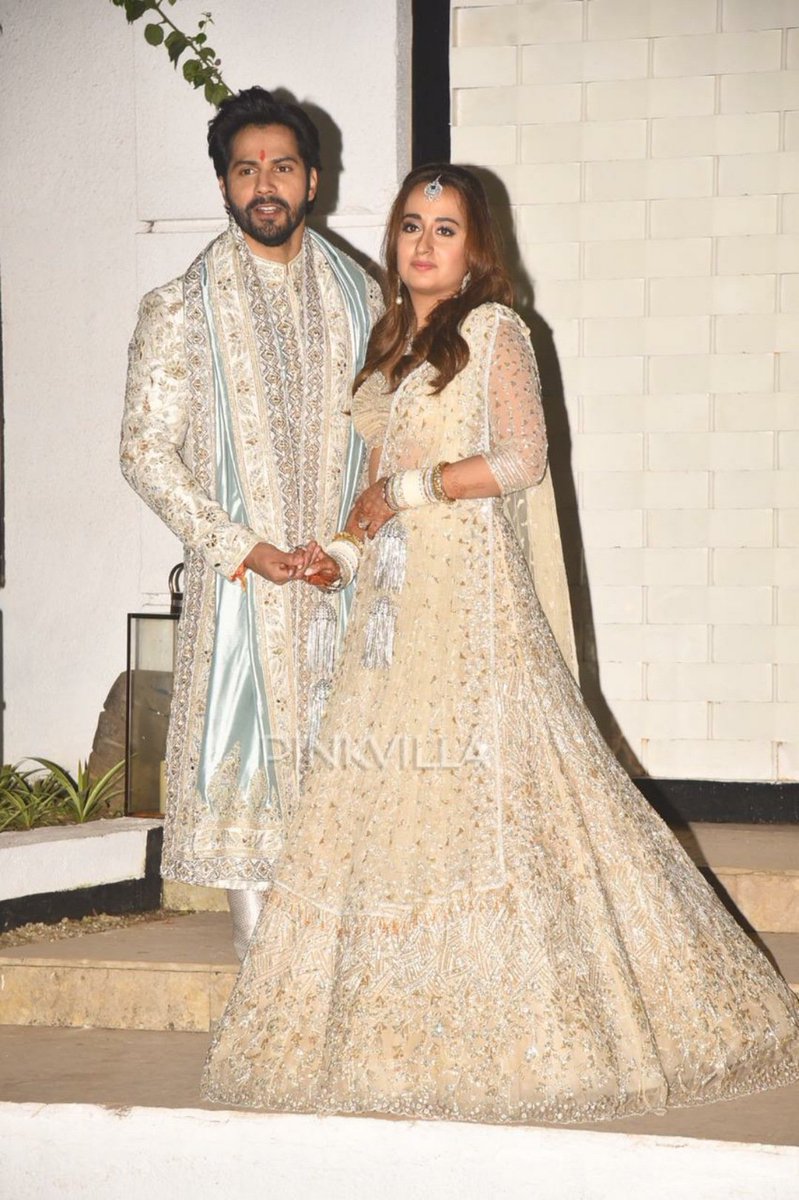 pinkvilla's tweet image. Here comes the bride and groom to greet the media ❤❤
.
.
#varundhawan #natashadalal #varunkishaadi #VarunWedsNatasha