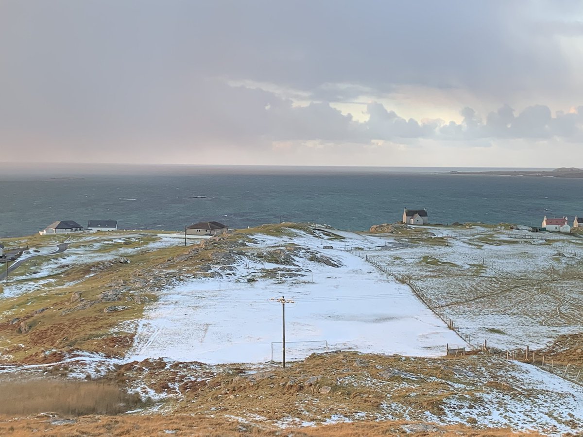 MAC473slb's tweet photo. Cnoc na Mònadh was still covered in snow this afternoon @EriskayFC https://t.co/6HSicrySLj
