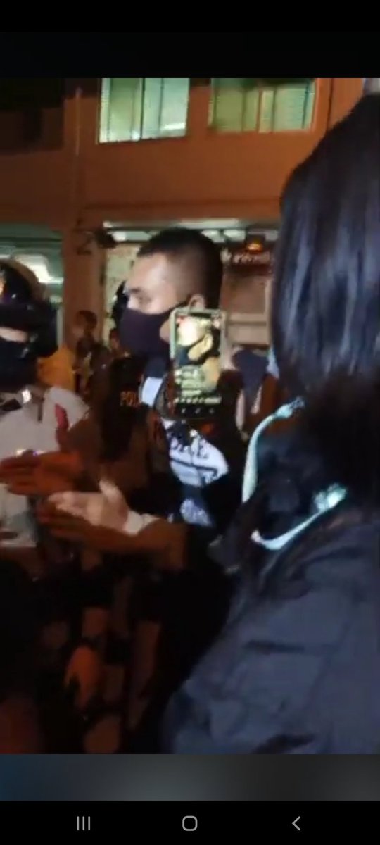 00.27
มึงงงงง ตำรวจคนนี้ที่ใช้กำลังจับกุมประชาชนบอก ขอโทษที่ใช้ความรุนแรง อ้างว่าบางครั้งมันก็เป็นยุทธวิธี 

คือมึงจับข้อหา พรบ.ความสะอาด ต้องใช้ยุทธวิธีห่าเหวอะไร งง .
#ม็อบ24มกรา