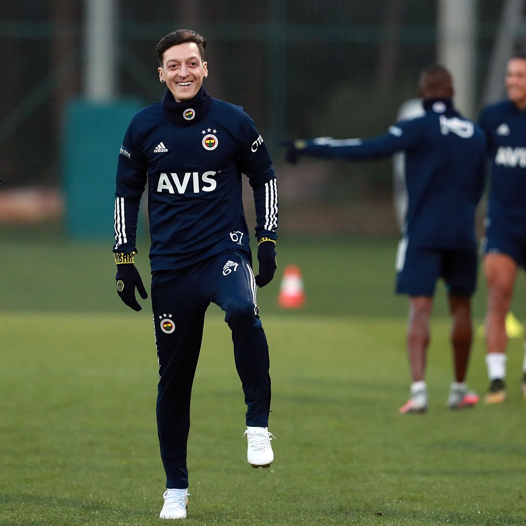 Fenerbahce was Turkey's largest team kata Mesut Ozil staff. 💪 I am now Fenerbahce fans 💛💙#FenerSignMesut
