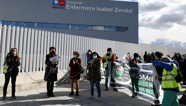 unchinodechina's tweet photo. El viento ha obligado a desalojar los pacientes del hospital de Campaña en VALENCIA.

¿Donde se manifiestan los sanitarios?

EXACTO, en la puerta del H. ZENDAL, en MADRID. https://t.co/SRqQJlzF2J