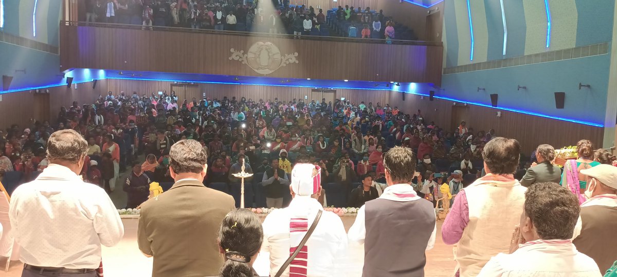 DharmguruT's tweet photo. सरना धर्म सम्मेलन
@रविन्द्र भवन आसनसोल ,पश्चिम बंगाल
केंद्र सरकार आदिवासियों की भावनाओं को कद्र करते हुए जल्द से जल्द सरना धर्म कोड पारित करें ।ताकि 2021की जनगणना में सरना  धर्मलंबियों का जनसंख्या का पता चल सके।
@RahulGandhi
@PMOIndia  @MamataOfficial 
@HemantSorenJMM https://t.co/7nmxPpYhRx