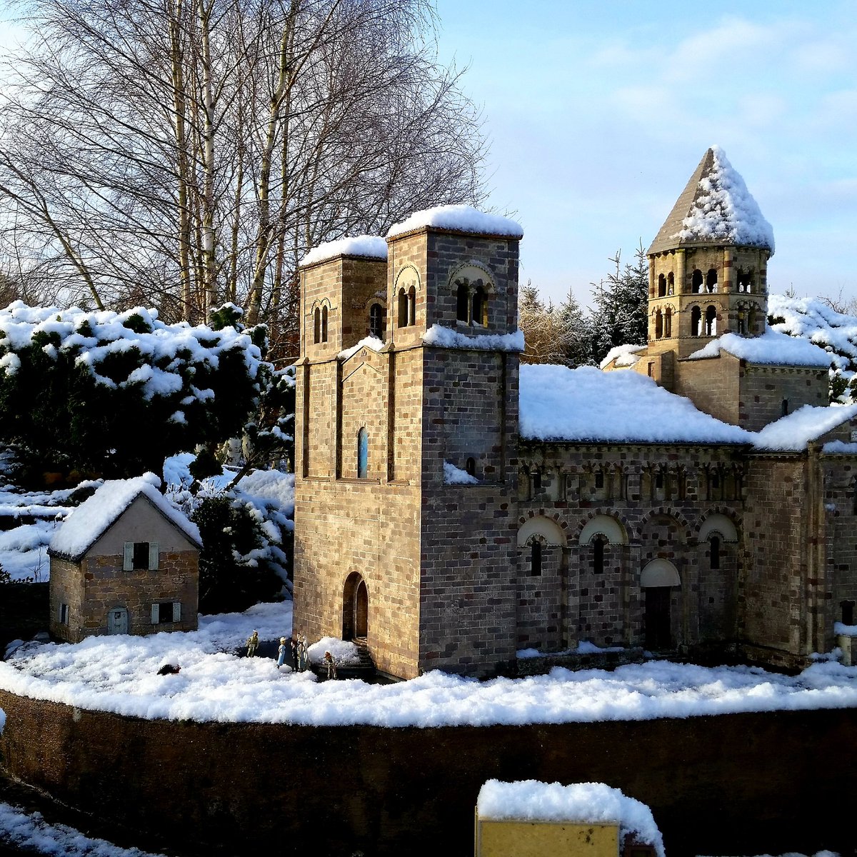 FranceMiniature's tweet photo. ☃️Un dimanche sous la neige 😍

#neige #hiver #ilneige #village #stnectaire #Franceminiature #yvelines https://t.co/KJMGNkoZqP