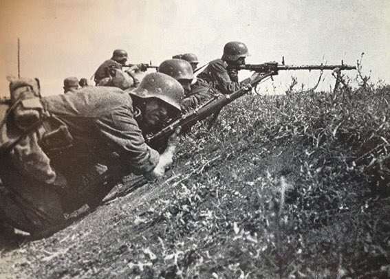 Victory comes to the one who fires the largest number of well-aimed shots against his enemy in the shortest time. After an action of brief duration or as soon as the purpose of the fire is attained, the lmg & Schützen take cover. If necessary, they move to another position.2)