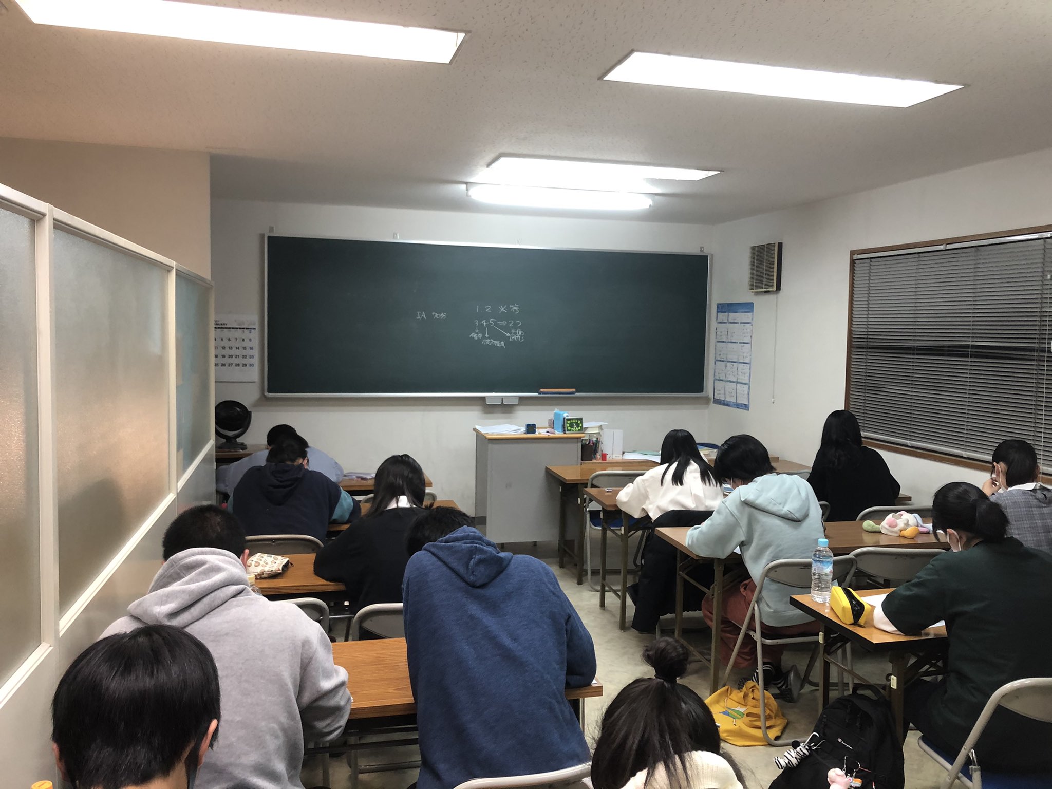 中島塾 中島俊彦 今日は高校1年2年の生徒たちが共通テストの数学1aの問題を解きました 今の点数はともかく 大学入試を感じてくれて今後に生かしていければ良いと思います 大学入試共通テスト 津山 塾 習ったばかりの一年生がよくできる