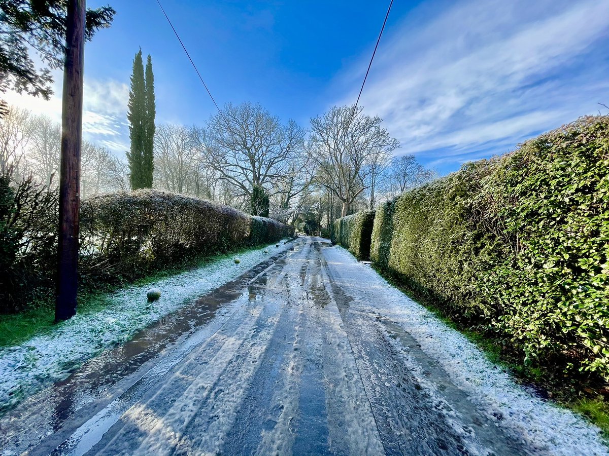 justtakeasecond's tweet photo. @metoffice #loveukweather #uksnow Durley, Hampshire this morning snow came and started melting very quickly. Really beautiful morning..... https://t.co/4TrelGxUMB