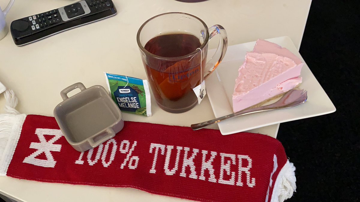 Dit is wel de verloedering van het hedendaagse voetbal en ik schaam me er zelfs een beetje voor....#FCTwente thee en kwartaart ipv Bier en Beenham... ps, heeft er nog iemand een ratel voor me?