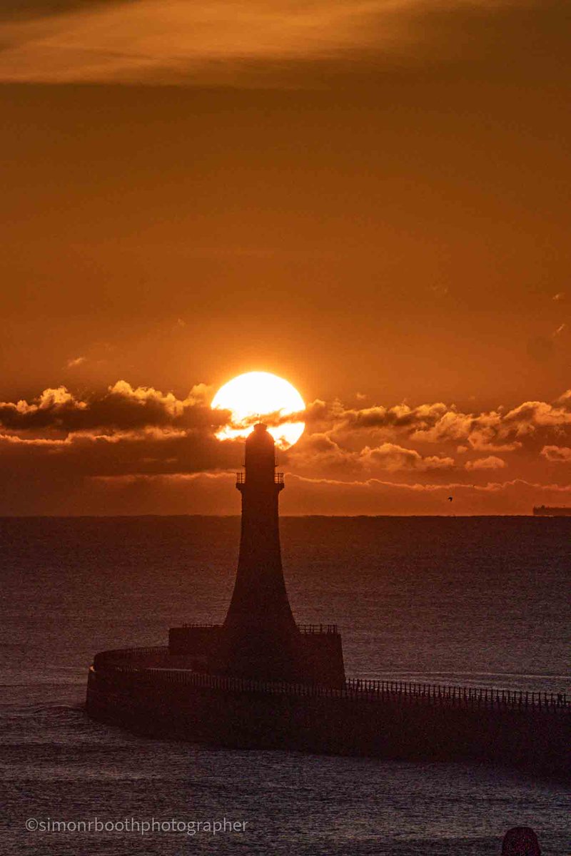 SimonBo42488578's tweet photo. Sunrise at Roker pier and Lighthouse
#roker #sunderland #sunrise #nature #morning #NaturePhotography #ThePhotoHour https://t.co/mtst2jSXMA