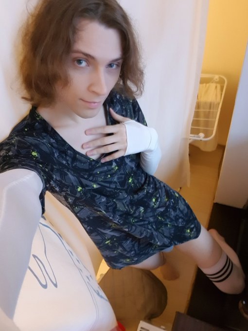 2 pic. hmm... which one do you think is better?
#femboy #gay #twink #cuteboy #sissy #newhalf #trap #FlyMyRa