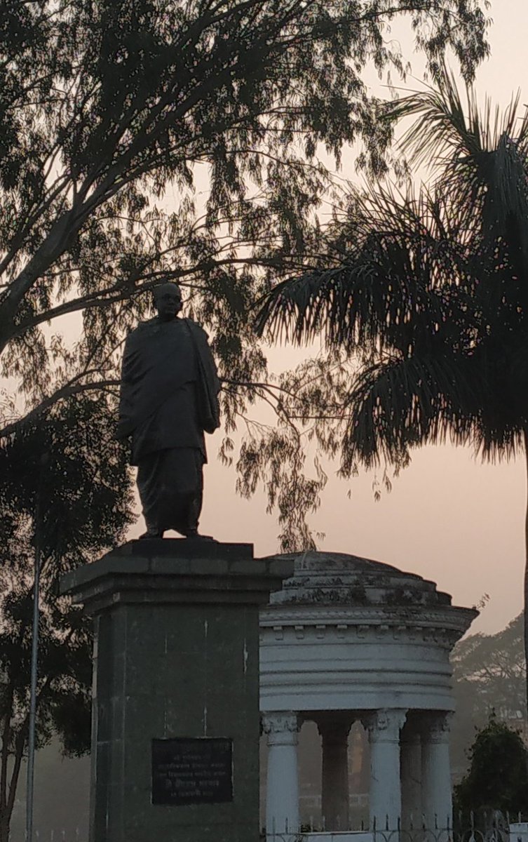 The campus is also blessed with different statues of our Heros. Decorated with flowers....! (5/n)