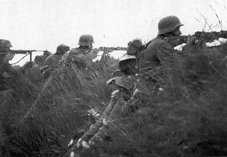 Not until then do the Schützen & lmg gunners go into position for fire by surprise. Every moment which is not used to good advantage weakens the fighting power of the unit.4)