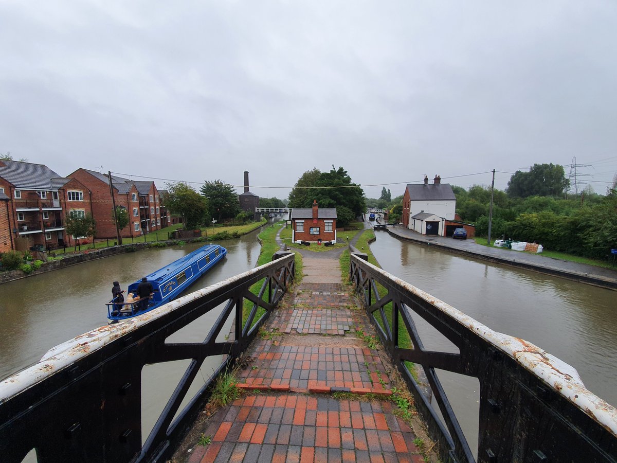 LongWeekenders's tweet photo. Day two of #walking the #centenaryway in #warwickshire from #Nuneaton to #Brandon 18.8miles. Along #coventrycanal and #oxfordcanal. Episode 4 of my #podcast #walkthisway incls interview w/ Graham Boxer from @CanalRiverTrust #waterways #canals #rivers #rambling #ldp #countryside https://t.co/QTw6SaOi0M