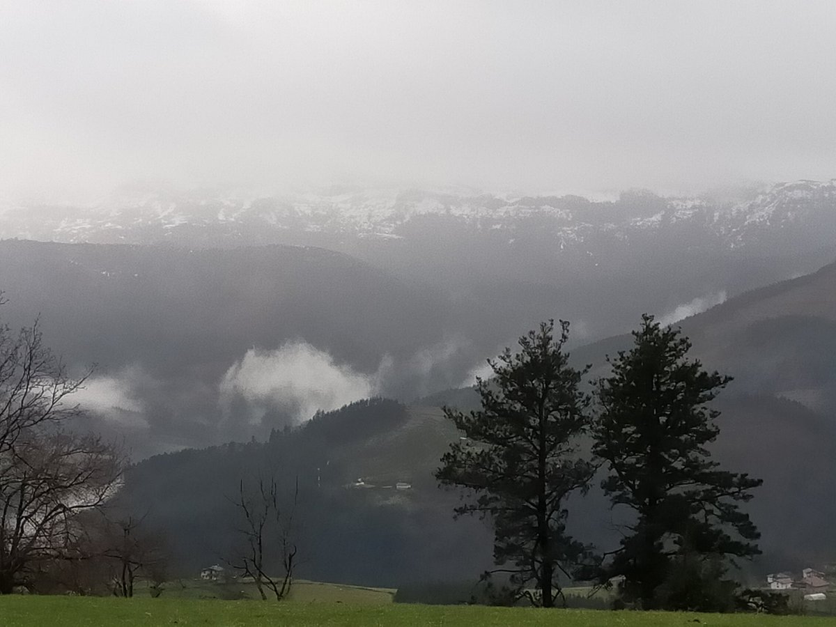 Gorbeia San Blasetik <a href="/tatutxiki/">Ainhoa Latatu</a>
<a href="/olaia_zuber/">Olaia gurtubai zuber</a> <a href="/sgallegodima/">Susana Gallego</a> <a href="/ArtolaIratxe/">iratxe</a> #dimazoragarrieda
#domeketakopaseoak
#lagunartean