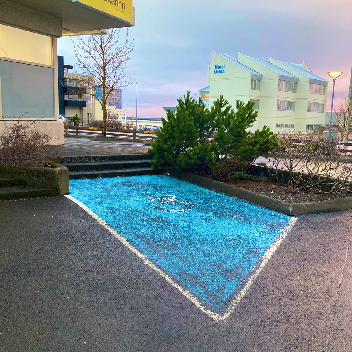 Á þeim tæpu 3 árum sem ég hef búið í kjarnanum í skipholti 50, hef ég aaldrei séð þetta fatlaða stæði í notkun. Einhver?