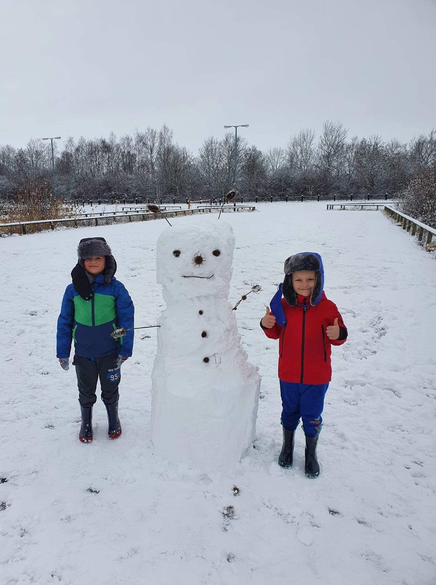 AdamskaSabina's tweet photo. @SnakesClass @SquirrelMonk9 Boys building snowman ⛄ https://t.co/a6YQlJ5EF3