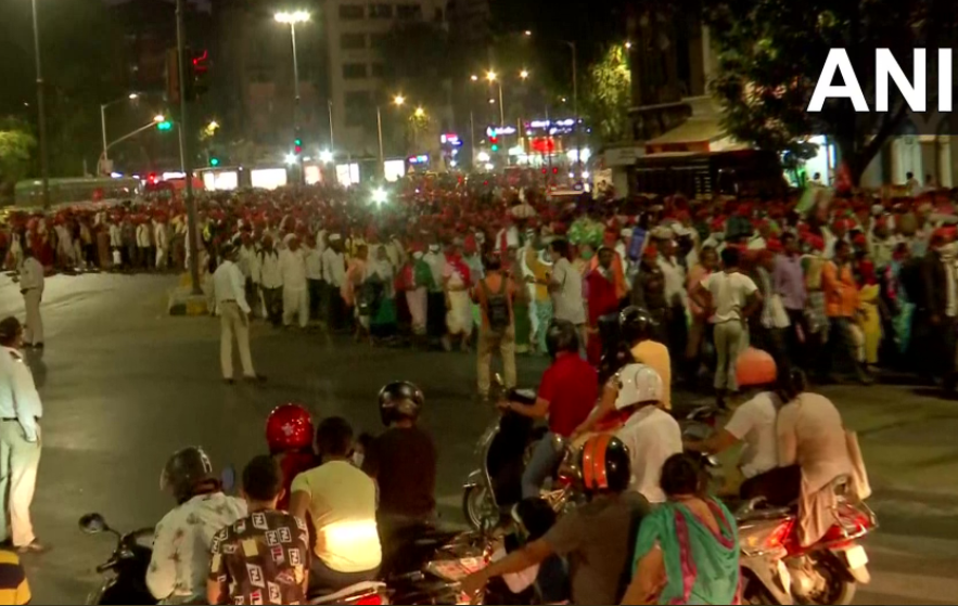 TOIMumbai's tweet photo. #Maharashtra: Farmers from Nashik reach Azad Maidan in #Mumbai. They have marched from Nashik to Mumbai in support of farmers agitating against three agriculture laws at #Delhi borders (ANI) https://t.co/l99bnYxzC8