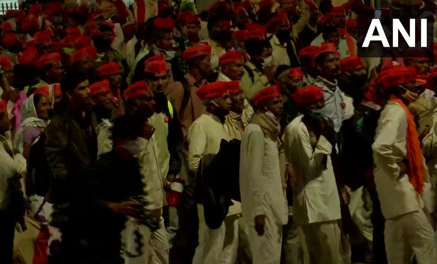 TOIMumbai's tweet photo. #Maharashtra: Farmers from Nashik reach Azad Maidan in #Mumbai. They have marched from Nashik to Mumbai in support of farmers agitating against three agriculture laws at #Delhi borders (ANI) https://t.co/l99bnYxzC8