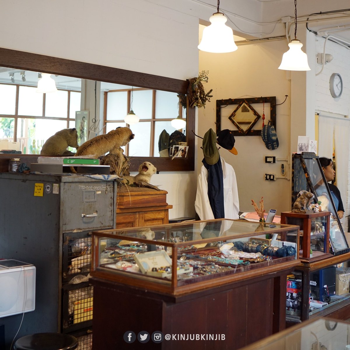 kinjubkinjib's tweet photo. ☕️วันหยุดแวะหาคาเฟ่จิบกาแฟกันดีกว่า คราวนี้มาที่ Blue Dye Cafe ที่สุขุมวิท 36 ซ.นภาศัพท์ แยก 1
🌟คาเฟ่สุดแนวที่ไม่ได้มีแต่กาแฟนะ เขามีพวกแก้วน่ารักๆ ของตกแต่ง เสื้อผ้าเท่ห์ๆ เครื่องประดับฮิพๆขายด้วย
🌵เจอกาแฟดีๆในบรรยากาศสบายๆ
@aroii #รีวิวคาเฟ่ https://t.co/FhWR8w3g7M