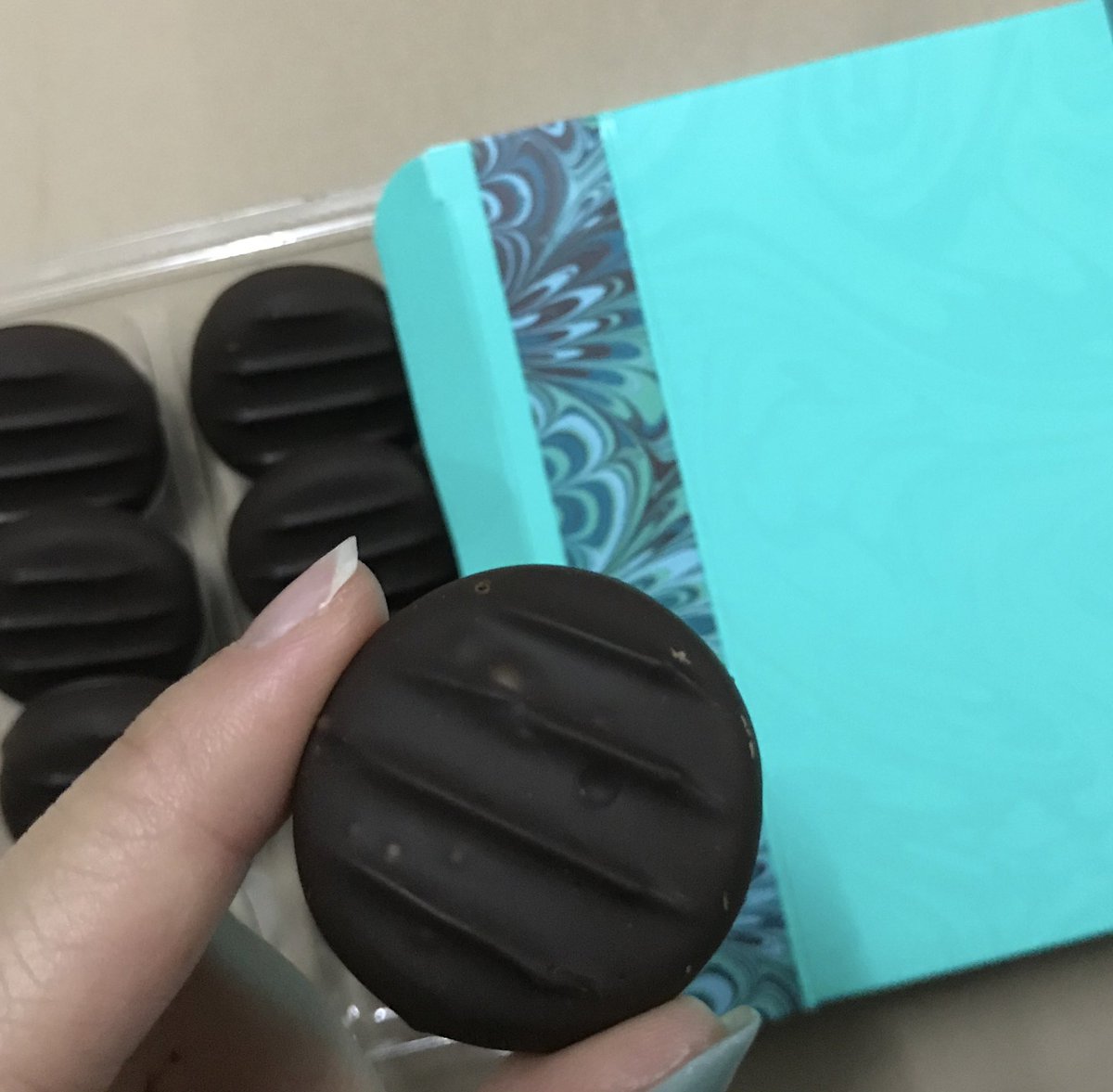 mintslaves's tweet photo. #mintslave waitrose mint creams
— tops central world
ไปกินตามคุณ @fridayokaeri 💌💚
แกะซองมาคือหอมมิ้นท์สุด เม็ดเล็กปุ้กปิ้กแบบนี้แต่ครีมมิ้นท์แน่นมั่กๆ กินแล้วมีเหลือความเมนทอลเย็นปากนิดๆด้วยสดชื่น ดีมั่กๆ ทุกคนไปตำกันเรยค่ะ ลดราคาอยู่ 99 บาท 🥳💖 @ReviewAroii @Kin24hrs @aroii https://t.co/FobgJsyo5z