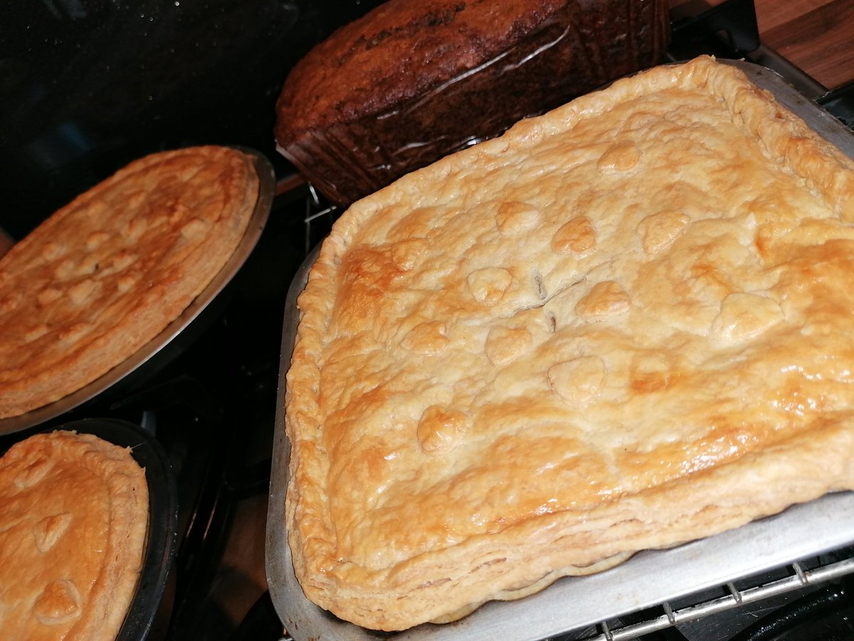 Gaileys1609's tweet photo. Snow walk on the cards for me later, when everyone has gone home! In the meantime, I've been busy.....😋👌❤️ #cornedbeefpie #steakpie #carrotcakefornhsworkers https://t.co/jACK3hWPaI