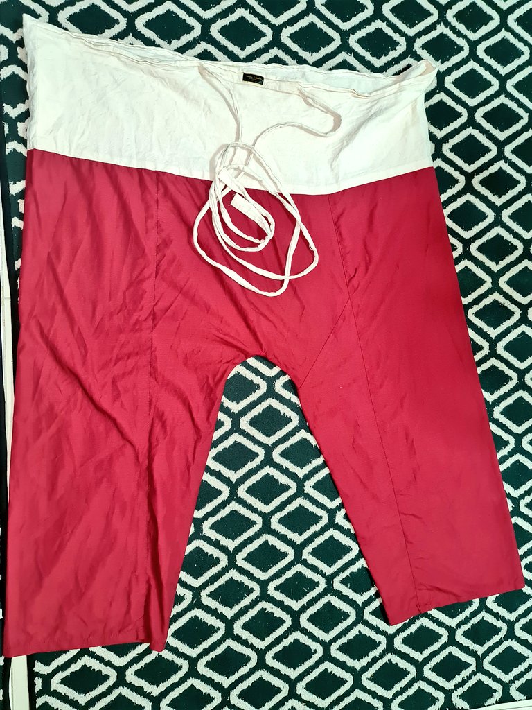 2)Seluar Pesak Gunting CinaIa sejenis seluar yang dijahit dengan berpesak,lebar kakinya dan mempunyai bahagian atas yang disebut sebagai 'tongkah'.Ia dipakai dengan cara diikat dengan tali pengikat yang dipanggil sebagai 'tali kencing'